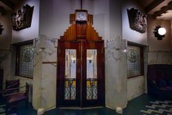 Amsterdam und Umgebung April 2025 Art-Deco-Doppeltüren mit markanten Details und Ornamenten Amsterdam und Umgebung April 2025 Stilvolle Art-Deco-Doppeltüren in einem historischen Gebäude