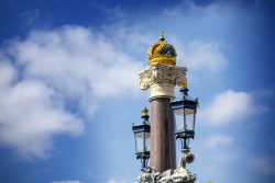 Amsterdam und Umgebung April 2025 Dekorative Laterne am berühmten Platz in Paris mit goldener Krone Amsterdam und Umgebung April 2025 Ornamentale Straßenlaterne mit goldener Krone gegen blauen Himmel am Place de la Concorde