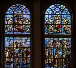 Amsterdam und Umgebung April 2025 Ein aufwendig gestaltetes Buntglasfenster zeigt Szenen aus der Bibel Amsterdam und Umgebung April 2025 Buntglasfenster mit biblischen Szenen in einer Kirche