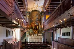 Amsterdam und Umgebung April 2025 Innenansicht einer prächtigen historischen Kapelle mit kunstvollen Details Amsterdam und Umgebung April 2025 Historische Kapelle mit Altar und Wandgemälden