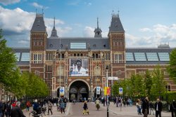 Amsterdam und Umgebung April 2025 Das berühmte Rijksmuseum in Amsterdam, ein Anziehungspunkt für Kunst- und Architekturbegeisterte Amsterdam und Umgebung April 2025 Rijksmuseum in Amsterdam, historische Architektur mit Besuchern und Fahrrädern