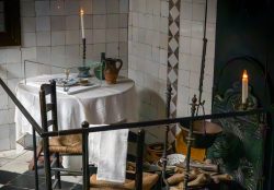 Amsterdam und Umgebung April 2025 Einblick in eine traditionelle historische Küche mit Keramikgeschirr Amsterdam und Umgebung April 2025 Historische Küche mit Keramik in traditionellem Setting