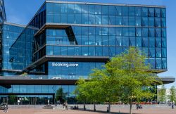 Amsterdam und Umgebung April 2025 Das moderne Bürogebäude von Booking.com in einer städtischen Umgebung Amsterdam und Umgebung April 2025 Moderne Bürogebäude mit Booking.com Logo an der Fassade