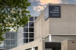 Amsterdam und Umgebung April 2025 Das Van-Gogh-Museum in Amsterdam zeigt berühmte Kunstwerke Amsterdam und Umgebung April 2025 Van-Gogh-Museum-Gebäude in Amsterdam an einem bewölkten Tag