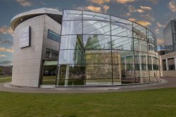 Amsterdam und Umgebung April 2025 Die beeindruckende Architektur des Van Gogh Museums spiegelt die moderne Kunst wider Amsterdam und Umgebung April 2025 Moderne Glasfassade des Van Gogh Museums in Amsterdam