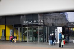 Amsterdam und Umgebung April 2025 Besucher betreten das Stedelijk Museum in Amsterdam Amsterdam und Umgebung April 2025 Eingang des Stedelijk Museums mit Besuchern in Amsterdam