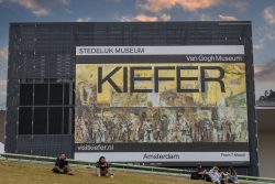 Amsterdam und Umgebung April 2025 Anselm Kiefer Ausstellung im Stedelijk Museum, Amsterdam Amsterdam und Umgebung April 2025 Werbeplakat für Anselm Kiefer Ausstellung vor dem Stedelijk Museum Amsterdam