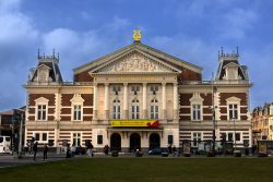 Amsterdam und Umgebung April 2025 Die beeindruckende Architektur des Konzerthauses in Amsterdam zieht viele Besucher an Amsterdam und Umgebung April 2025 Historisches konservatorium bühne in Amsterdam mit prächtiger Architektur