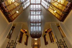 Amsterdam und Umgebung April 2025 Elegante Jugendstil-Architektur mit Glasfenstern im Herzen von Brüssel Amsterdam und Umgebung April 2025 Jugendstil-Glasfenster im Innenhof eines historischen Gebäudes in Brüssel