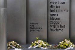 Amsterdam und Umgebung April 2025 Gedenkstätte für das Andenken an die Frauen von Ravensbrück 1940-1945 in den Niederlanden. Amsterdam und Umgebung April 2025 Gedenkstätte mit Blumen für Frauen von Ravensbrück 1940-1945 in den Niederlanden