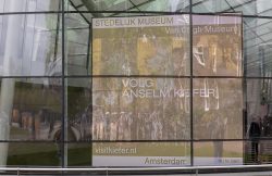 Amsterdam und Umgebung April 2025 Ankündigung der Ausstellung von Anselm Kiefer im Stedelijk Museum Amsterdam Amsterdam und Umgebung April 2025 Plakat für Anselm Kiefer Ausstellung im Stedelijk Museum Amsterdam