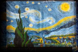 Amsterdam und Umgebung April 2025 Berühmtes Gemälde von Van Gogh: Die Sternennacht über einem stillen Dorf Amsterdam und Umgebung April 2025 Gemälde der Sternennacht von Van Gogh mit Dorf und strahlendem Himmel