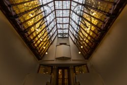 Amsterdam und Umgebung April 2025 Ein detailreiches Glasdach schmückt das Interieur eines historischen Gebäudes in Brüssel Amsterdam und Umgebung April 2025 Jugendstil-Glasdach in Brüsseler Gebäude mit symmetrischem Design