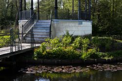 Amsterdam und Umgebung April 2025 Ein Pavillon mit Steintreppe überblickt einen Teich mit Seerosen Amsterdam und Umgebung April 2025 Pavillon mit Treppe und Teich im Frühlingspark