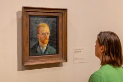 Amsterdam und Umgebung April 2025 Ein Besucher bewundert im Museum ein Selbstporträt von Vincent van Gogh Amsterdam und Umgebung April 2025 Besucher betrachtet Vincent van Gogh Selbstporträt im Museum