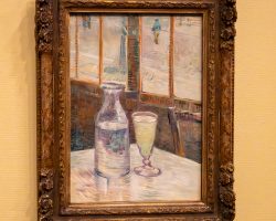 Amsterdam und Umgebung April 2025 Ein impressionistisches Kunstwerk mit Karaffe und Absinthglas vor einem Fenster Amsterdam und Umgebung April 2025 Gemälde einer Karaffe und eines Glases Absinth auf einem Tisch