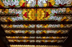 Amsterdam und Umgebung April 2025 Ein atemberaubendes Beispiel für Glasmalerei mit floralen Mustern Amsterdam und Umgebung April 2025 Buntes Kirchenfenster mit symmetrischem, floralem Design aus Glasmalerei