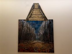 Amsterdam und Umgebung April 2025 Ein Bild, das einen Wald und eine darüberliegende Treppe darstellt Amsterdam und Umgebung April 2025 Kunstwerk eines dunklen Waldes unter einer Treppe