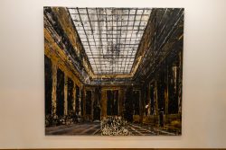 Amsterdam und Umgebung April 2025 Das Gemälde zeigt einen Saal mit eindrucksvoller Architektur, geprägt von Verfall Amsterdam und Umgebung April 2025 Großformatiges Gemälde eines monumentalen Saals mit zerstörtem Interieur