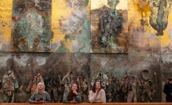 Amsterdam und Umgebung April 2025 Besucherinnen im Museum vor beeindruckenden Kunstwerken mit goldenen und texturierten Elementen Amsterdam und Umgebung April 2025 Drei Frauen betrachten Kunstwerke mit Gold und Texturen in einem Museum