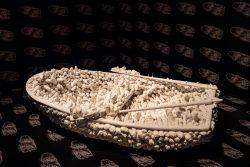 Amsterdam und Umgebung April 2025 Ein mit Keramikfiguren gefülltes Boot als Teil einer Kunstinstallation Amsterdam und Umgebung April 2025 Kunstinstallation eines weißen Bootes voller Keramikfiguren