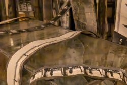 Amsterdam und Umgebung April 2025 Abstrakte Darstellung von Fotostreifen auf Glas Amsterdam und Umgebung April 2025 Abstrakte schwarz-weiße Fotostreifen auf einer reflektierenden Oberfläche