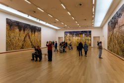 Amsterdam und Umgebung April 2025 Kunstliebhaber erkunden eine helle, moderne Galerie mit beeindruckender Wandkunst Amsterdam und Umgebung April 2025 Besucher betrachten großformatige Kunstwerke in einer modernen Galerie