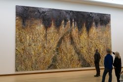 Amsterdam und Umgebung April 2025 Besucher stehen vor einem beeindruckenden abstrakten Gemälde Amsterdam und Umgebung April 2025 Besucher betrachten großes abstraktes Gemälde in einem Museum