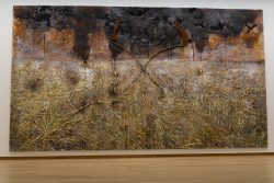 Amsterdam und Umgebung April 2025 Ein beeindruckendes abstraktes Gemälde in einer modernen Kunstgalerie Amsterdam und Umgebung April 2025 Großformatiges abstraktes Gemälde mit Gräsern und dunklem Himmel in einer Galerie