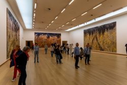 Amsterdam und Umgebung April 2025 Menschen interagieren mit Kunstwerken in einer hellen Galerie Amsterdam und Umgebung April 2025 Besucher in einer modernen Kunstgalerie mit großen Wandgemälden