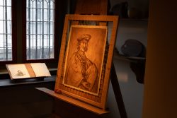 Amsterdam und Umgebung April 2025 Eine Zeichnung in einem Kunstatelier wird in warmem Licht präsentiert Amsterdam und Umgebung April 2025 Kunstatelier mit Zeichnung auf Staffelei bei schummrigem Licht