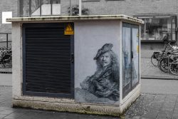 Amsterdam und Umgebung April 2025 Ein Trafohäuschen in der Stadt mit einem Gemälde im Rembrandt-Stil Amsterdam und Umgebung April 2025 Trafohäuschen mit Rembrandt-Graffiti in städtischer Umgebung