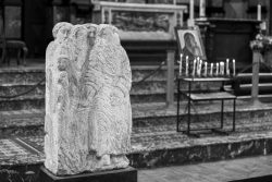 Amsterdam und Umgebung April 2025 Die Skulptur steht in einer Kirche, umgeben von brennenden Kerzen Amsterdam und Umgebung April 2025 Skulptur in einer Kirche mit brennenden Kerzen im Hintergrund