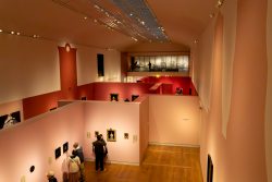 Amsterdam und Umgebung April 2025 Besucher betrachten Kunstwerke in einem modernen Museum Amsterdam und Umgebung April 2025 Innenraum eines modernen Kunstmuseums mit Besuchern und Kunstwerken