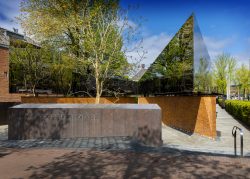 Amsterdam und Umgebung April 2025 Das nationale Holocaust-Mahnmal in Amsterdam spiegelt die Umgebung und ehrt die Opfer Amsterdam und Umgebung April 2025 Nationales Holocaust-Mahnmal in Amsterdam mit Spiegelflächen und Bäumen