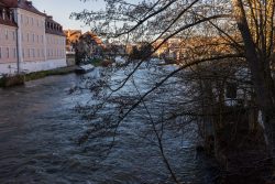 Bamberg - Bamberg Weihnachtsmarkt 2023 Winterliche Szene eines Flusses mit historischen Gebäuden im Hintergrund Bamberg - Bamberg Weihnachtsmarkt 2023 Fluss mit historischen Gebäuden und Bäumen im Winter