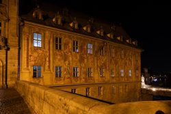 Bamberg - Bamberg Weihnachtsmarkt 2023 Das Alte Rathaus in Bamberg zeigt seine kunstvollen Fassadenmalereien in nächtlichem Lichte. Bamberg - Bamberg Weihnachtsmarkt 2023 Nachts beleuchtetes Altes Rathaus Bamberg mit beeindruckenden Fresken