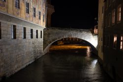 Bamberg - Bamberg Weihnachtsmarkt 2023 Nachtaufnahme einer traditionellen Brücke zwischen historischen Gebäuden Bamberg - Bamberg Weihnachtsmarkt 2023 Historische Brücke bei Nacht vor bemalten Gebäuden