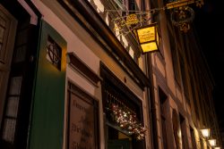 Bamberg - Bamberg Weihnachtsmarkt 2023 Ein charmantes altes Gasthaus, festlich dekoriert in einer ruhigen Straßenszene bei Nacht Bamberg - Bamberg Weihnachtsmarkt 2023 Historisches Gasthaus in abendlicher Beleuchtung mit weihnachtlicher Dekoration