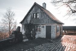 Bamberg - Bamberg Weihnachtsmarkt 2023 Ein idyllisches Fachwerkhaus inmitten einer winterlichen Landschaft Bamberg - Bamberg Weihnachtsmarkt 2023 Altes, malerisches Fachwerkhaus im Winterlicht