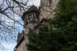 Bamberg - Bamberg Weihnachtsmarkt 2023 Ein historisches Schloss hinter kahlen Ästen im winterlichen Umfeld Bamberg - Bamberg Weihnachtsmarkt 2023 Altes Schloss hinter kahlen Ästen im Winter