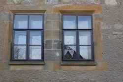 Bamberg - Bamberg Weihnachtsmarkt 2023 Historische gotische Fenster mit charakteristischem Rautenmuster Bamberg - Bamberg Weihnachtsmarkt 2023 Zwei gotische Fenster mit Rautenmuster auf einer Steinwand