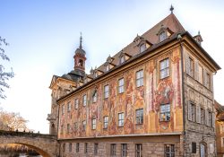 Bamberg - Bamberg Weihnachtsmarkt 2023 Das historische Alte Rathaus in Bamberg, bekannt für seine beeindruckenden Fresken Bamberg - Bamberg Weihnachtsmarkt 2023 Altes Rathaus in Bamberg mit kunstvollen Fassadenmalereien