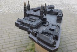 Bamberg - Bamberg Weihnachtsmarkt 2023 Ein Modell aus Bronze zeigt die Komplexität historischer Bauten Bamberg - Bamberg Weihnachtsmarkt 2023 Bronzemodell von historischen Gebäuden in einer gepflasterten Umgebung