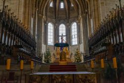 Bamberg - Bamberg Weihnachtsmarkt 2023 Das Bild zeigt das beeindruckende Innere des Bamberger Doms. Bamberg - Bamberg Weihnachtsmarkt 2023 Gotischer Kircheninnenraum mit Altar und Buntglasfenstern