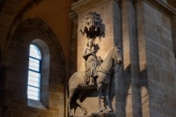 Bamberg - Bamberg Weihnachtsmarkt 2023 Der Bamberger Reiter - eine kunstvolle Reiterstatue befindet sich in einer beeindruckenden, historischen Kirche. Bamberg - Bamberg Weihnachtsmarkt 2023 Reiterstatue in historischer Kirche mit gotischer Architektur