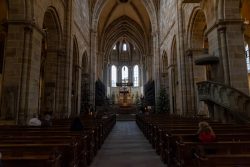 Bamberg - Bamberg Weihnachtsmarkt 2023 Die beeindruckende Innenansicht des Bamberger Doms einer gotischen Kirche mit hohen Gewölben und Holzbänken. Bamberg - Bamberg Weihnachtsmarkt 2023 Innenansicht einer gotischen Kirche mit hohen Gewölben und Bänken