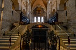 Bamberg - Bamberg Weihnachtsmarkt 2023 Die majestätische Architektur des Bamberger Doms Kathedrale zeigt ihre historische Bedeutung Bamberg - Bamberg Weihnachtsmarkt 2023 Innenansicht einer historischen Kathedrale mit reichen Details und einem zentralen Altar