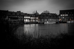 Bamberg - Bamberg Weihnachtsmarkt 2023 Romantische Beleuchtung der Fachwerkhäuser am ruhigen Flussufer in der historischen Altstadt Bamberg - Bamberg Weihnachtsmarkt 2023 Nachtaufnahme von Fachwerkhäusern am Flussufer in Altstadt