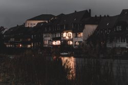 Bamberg - Bamberg Weihnachtsmarkt 2023 Diese stimmungsvollen Gebäude am Flussufer bieten ein eindrucksvolles nächtliches Panorama. Bamberg - Bamberg Weihnachtsmarkt 2023 Beleuchtete alte Gebäude bei Nacht an einem Fluss